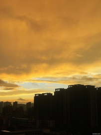 昨傍晚的天空像极了末日